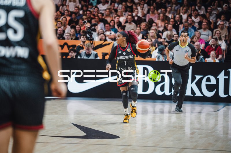 Alexis Peterson (#1; Deutschland) mit Ball in der Uber Arena Berlin