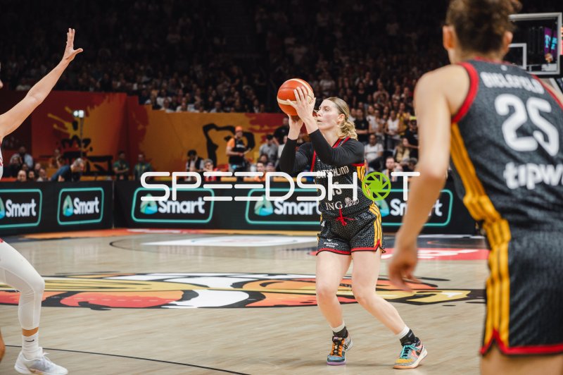 Luisa Geiselsöder (#15; Deutschland) beim Wurfversuch in der Uber Arena