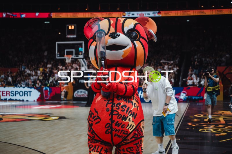 FIBA-Maskottchen mit Moderator bei Halbzeit-Show in der Uber Arena