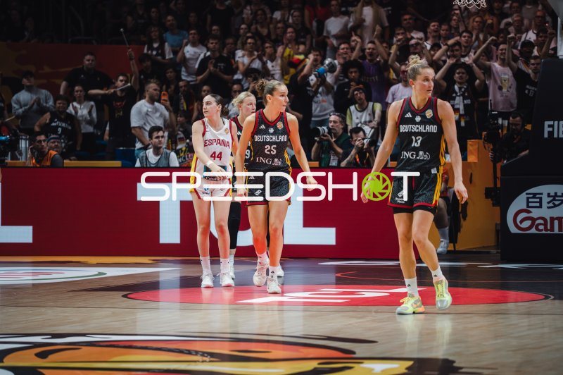 Clara Bielefeld (#25; Deutschland) und Leonie Fiebich (#13; Deutschland) gegen Iyana Martin (#44; Spain)