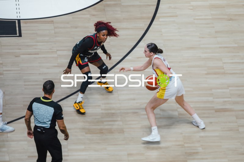Deutschland-Spielerin im Defensiv-Zweikampf gegen Spain-Angreiferin mit Ball