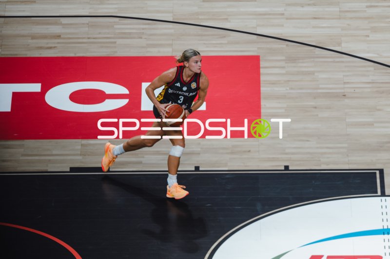 Alexandra Wilke (#3; Deutschland) mit Ball in Angriffsbewegung