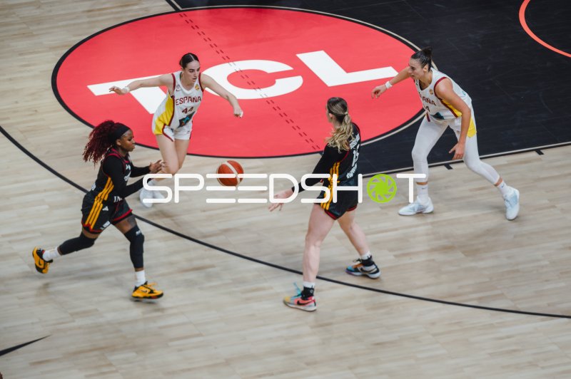 Iyana Martin (#44; Spain) im Zweikampf gegen Deutschland in der Uber Arena