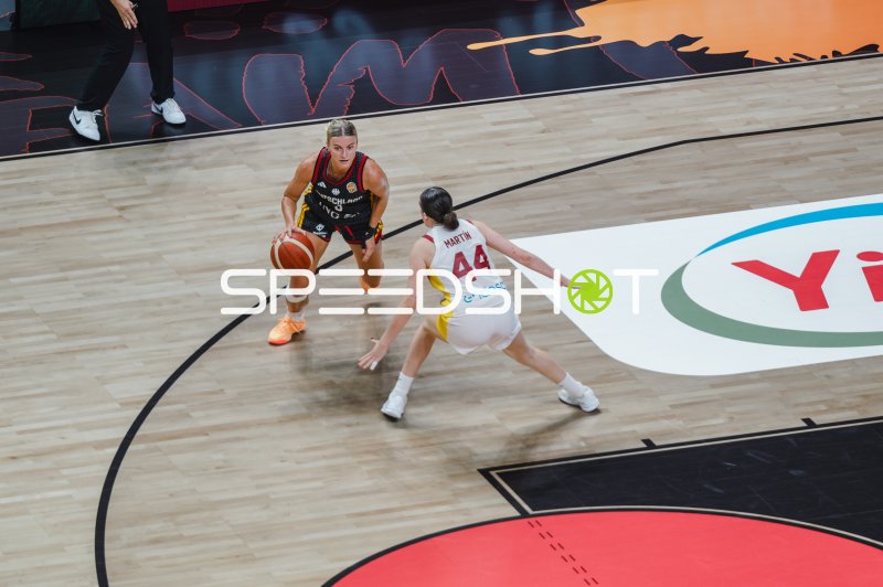 Alexandra Wilke (#3; Deutschland) im Eins-gegen-eins gegen Iyana Martin (#44; Spain)