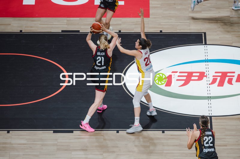 Marie Gülich (#21; Deutschland) beim Wurf gegen Paula Ginzo (#20; Spain)