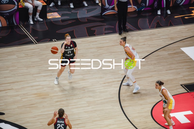 Lina Sontag (#24; Deutschland) dribbelt gegen Spanien in der Uber Arena