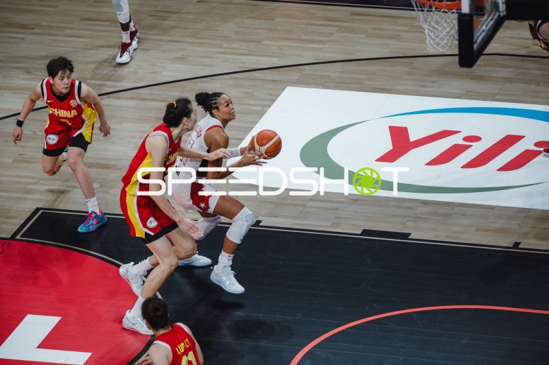 Shuyu Yang (China) und US-Spielerin im Zweikampf um den Ball