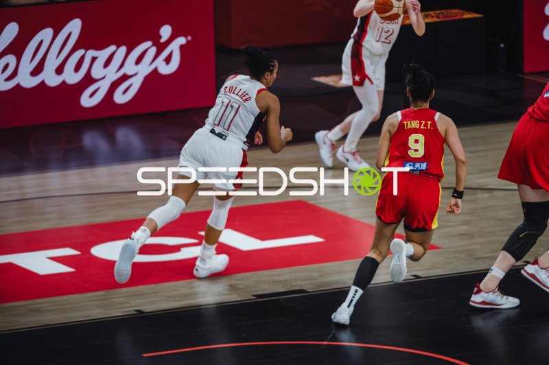 Napheesa Collier (#11; USA) und Ziting Tang (#9; China) im Laufduell