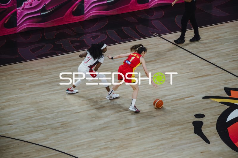 Manman Zhang (#1; China) im Dribbling gegen USA-Verteidigerin