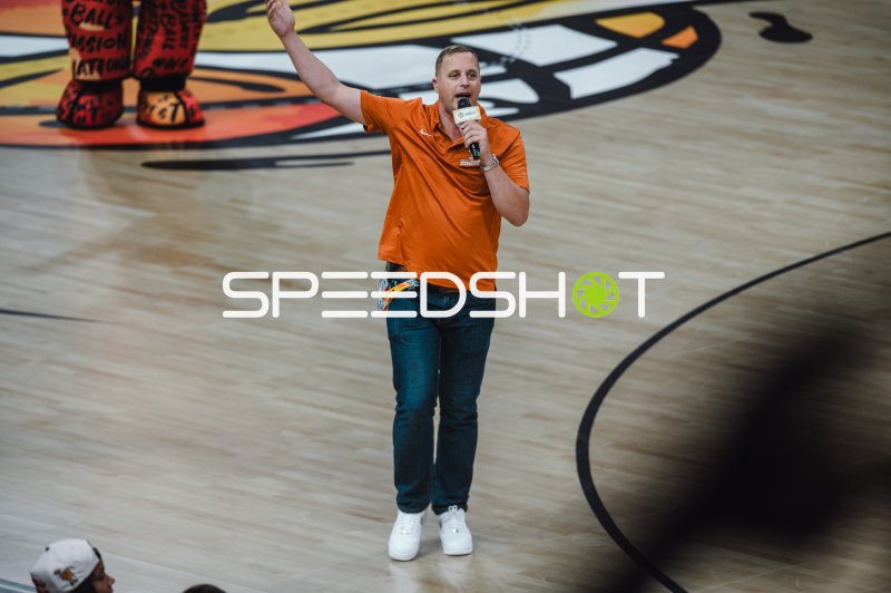 Moderator mit Mikrofon auf dem Spielfeld in der Max-Schmeling-Halle