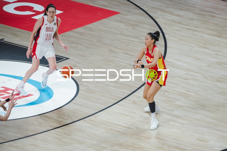 Breanna Stewart (#10; USA) und Ziting Tang im Zweikampf um den Ball