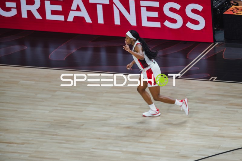 USA-Spielerin im Sprint über das Parkett in Berlin