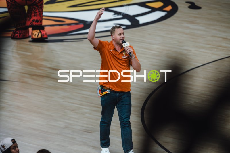 Moderator mit Mikrofon auf dem Spielfeld in der Max-Schmeling-Halle