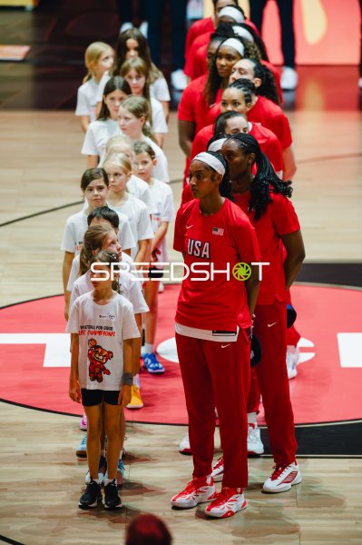 USA-Basketballerinnen bei Zeremonie mit Kindern in der Max-Schmeling-Halle
