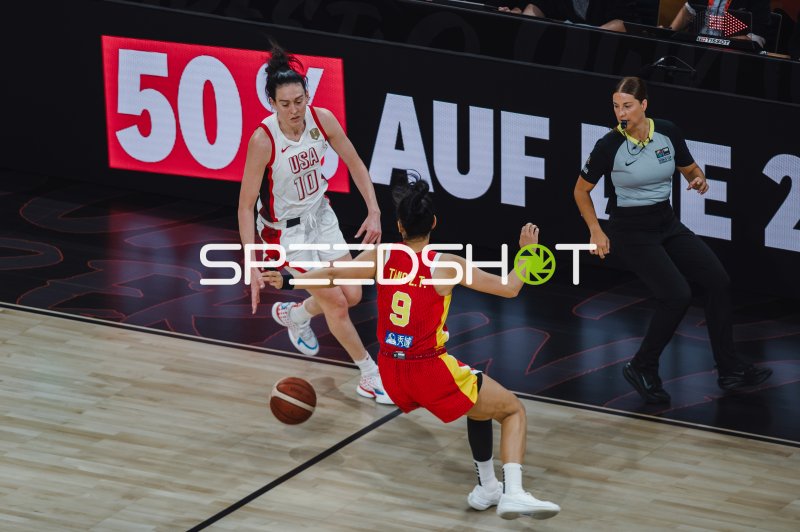 Breanna Stewart (#10; USA) im Zweikampf mit Ziting Tang (#9; China)
