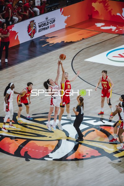 Xu Han (#15; China) und Breanna Stewart (#10; USA) beim Sprungball