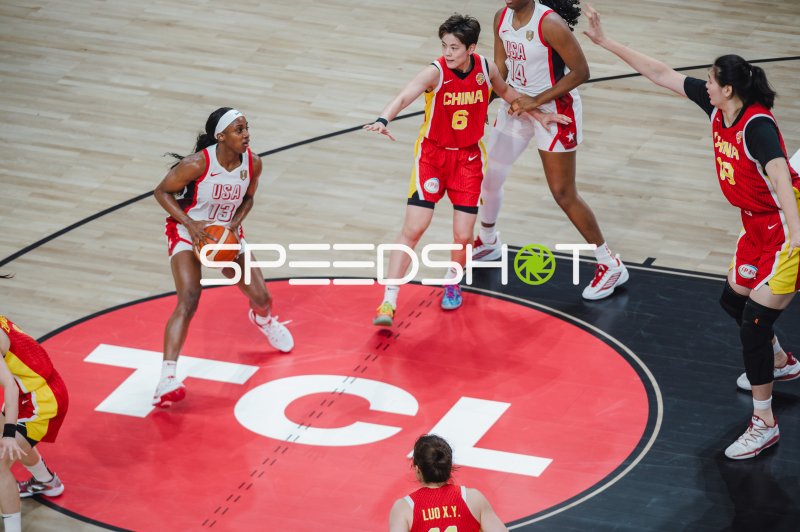 Jackie Young (#13; USA) mit Ball gegen Shuyu Yang (#6; China)