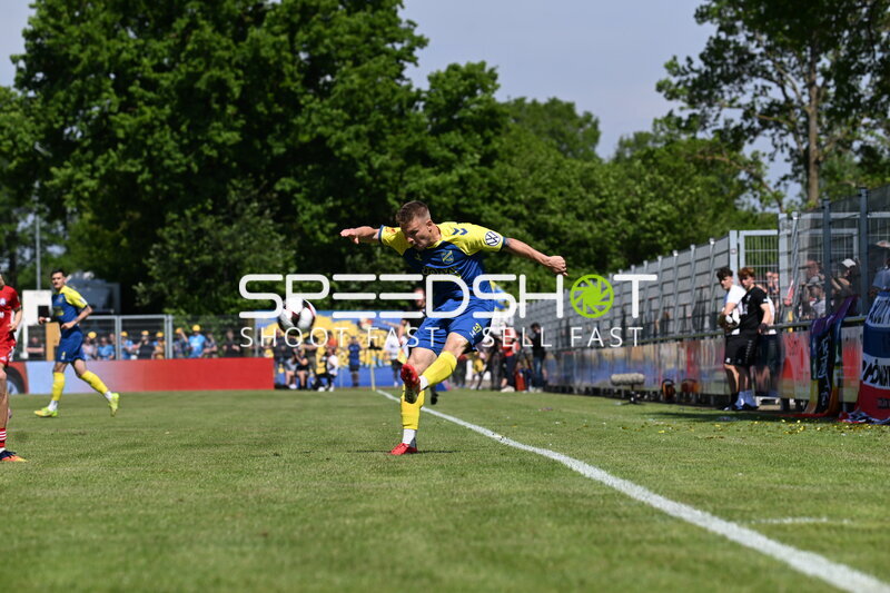 Spieler schießt am Spielfeldrand