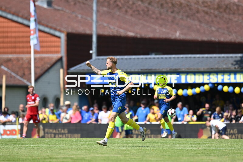 Spieler jubelt auf dem Feld