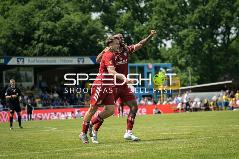 Jubel von Perry Dodoo (19; SV Todesfelde) und Pepe Kruse (7; SV Todesfelde)