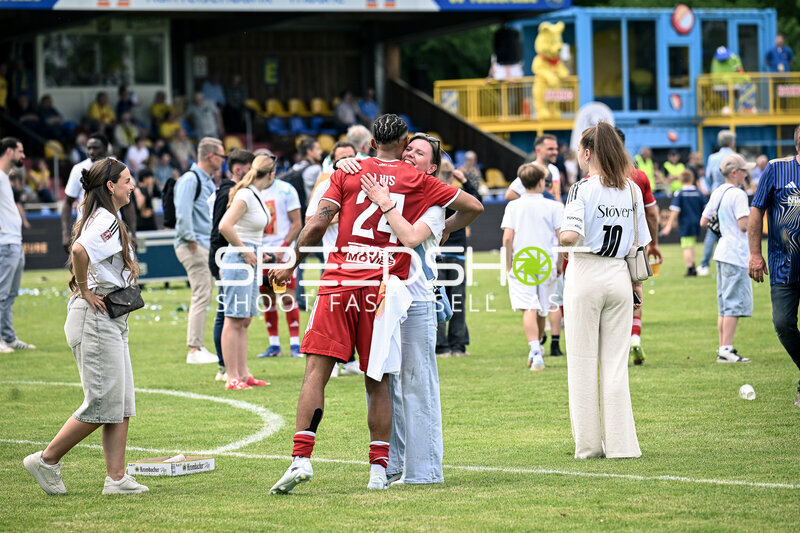 Spieler feiern im Stadion