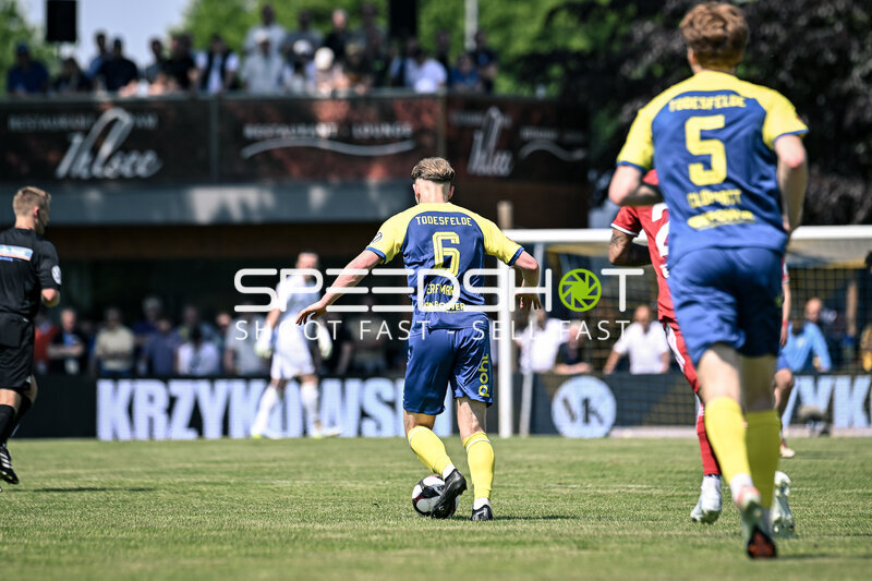 Spieler in Aktion am Ball