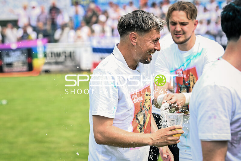 Spieler feiern in Todesfelde