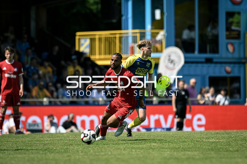 Spieler kämpfen um Ball