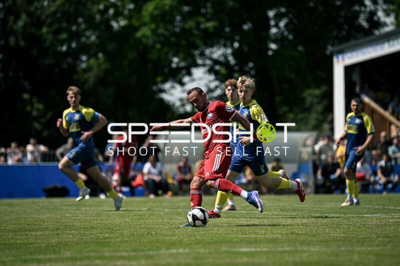 Spieler schießt Ball