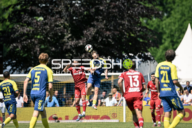 Kopfball-Duell in Todesfelde