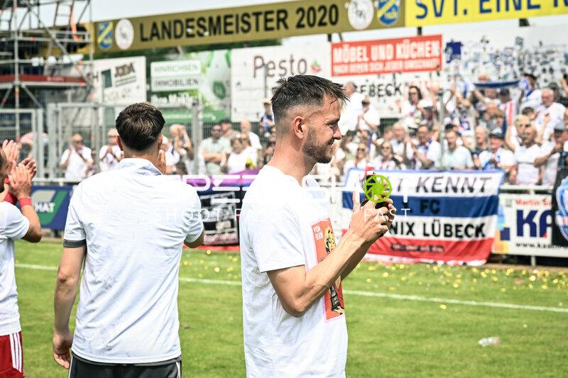 Spieler applaudieren im Stadion