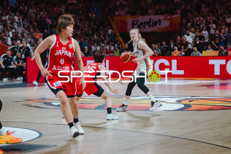 Maki Takada (#8; Japan) im Zweikampf gegen Deutschland in Berlin