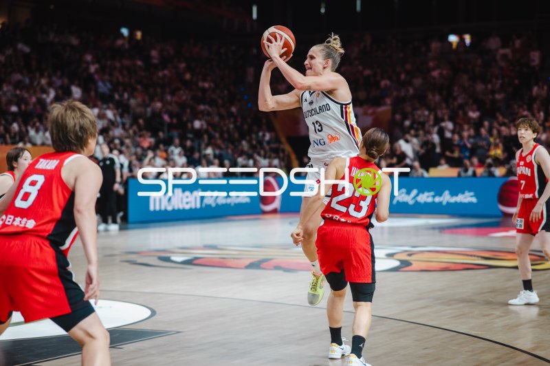 Leonie Fiebich (#13; Deutschland) beim Sprungwurf gegen Japan