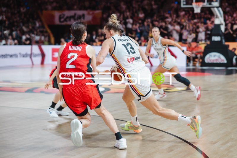 Leonie Fiebich (#13; Deutschland) dribbelt gegen Norika Konno (#2; Japan)