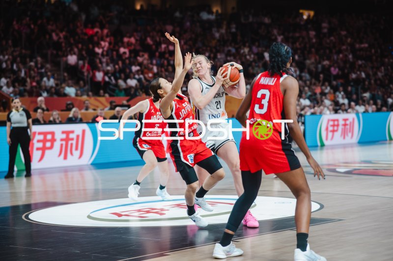 Marie Gülich (#21; Deutschland) im Zweikampf gegen Japan