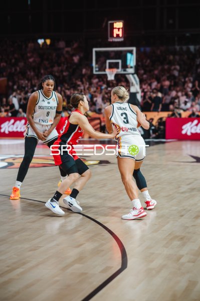 Alexandra Wilke (#3; Deutschland) im Zweikampf gegen Japan