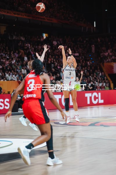 Alexandra Wilke (#3; Deutschland) beim Sprungwurf gegen Japan