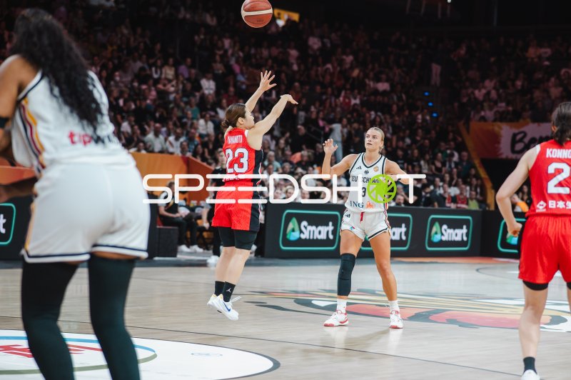 Mai Yamamoto (#23; Japan) beim Sprungwurf gegen Alexandra Wilke (#3; Deutschland)