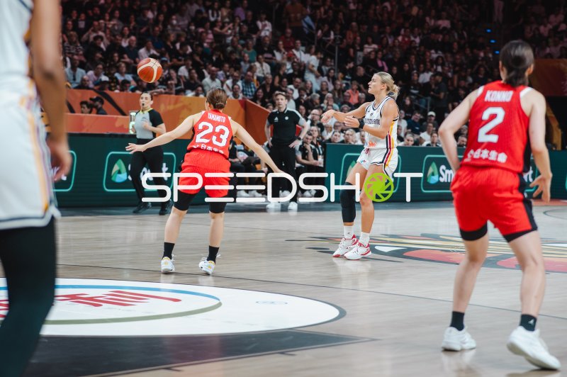 Mai Yamamoto (#23; Japan) im Passspiel gegen Deutschland in Berlin