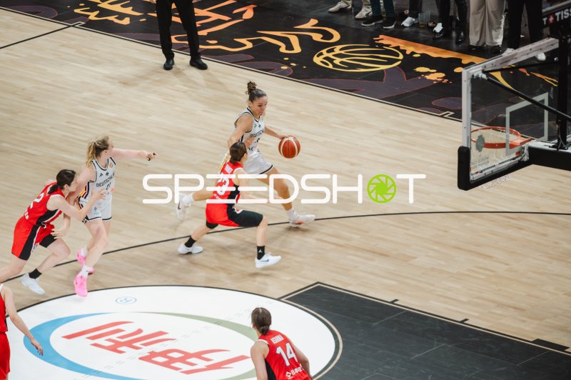 Deutschland im Angriff gegen Japan beim Dribbling in der Max-Schmeling-Halle