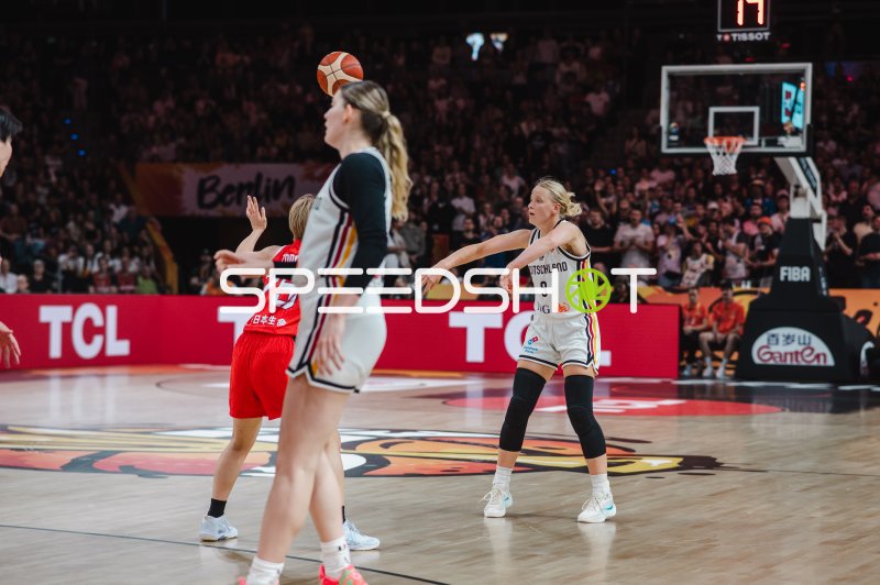 Emma Eichmeyer (#9; Deutschland) im Spielaufbau gegen Japan