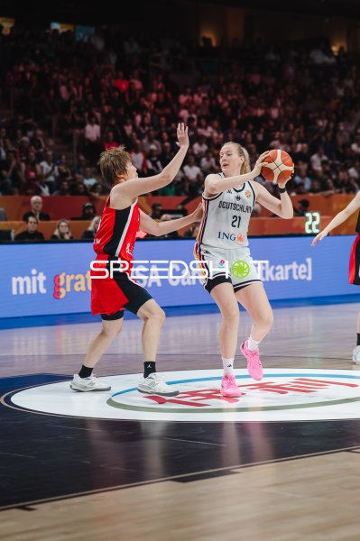 Marie Gülich (#21; Deutschland) im Zweikampf gegen Japan