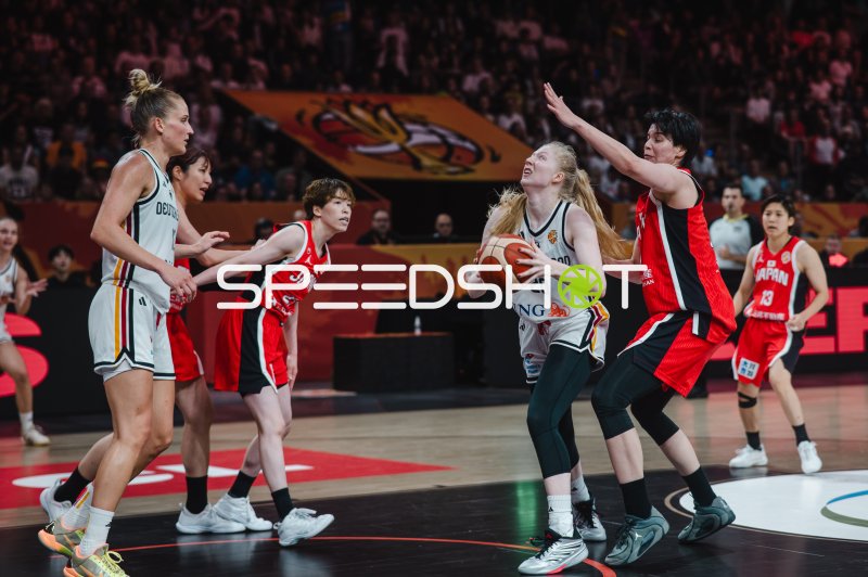 Frieda Bühner (#20; Deutschland) im Zweikampf gegen Japan in Berlin