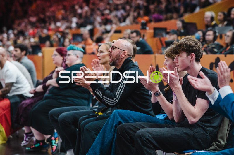 Fans applaudieren beim Basketball-Länderspiel in der Max-Schmeling-Halle