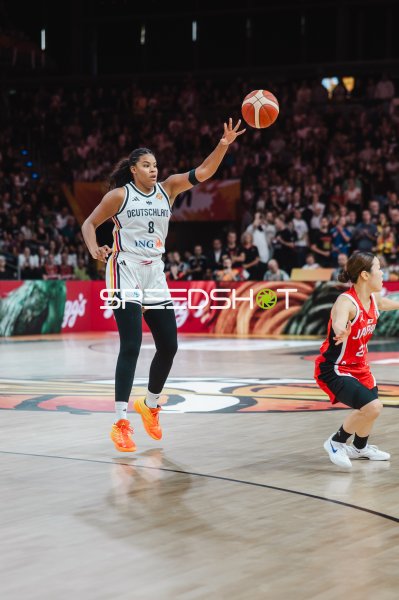 Nyara Sabally (#8; Deutschland) beim Sprungwurf gegen Japan
