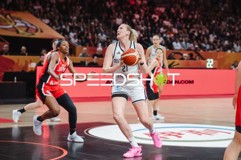 Marie Gülich (#21; Deutschland) zieht zum Korb gegen Stephanie Mawuli