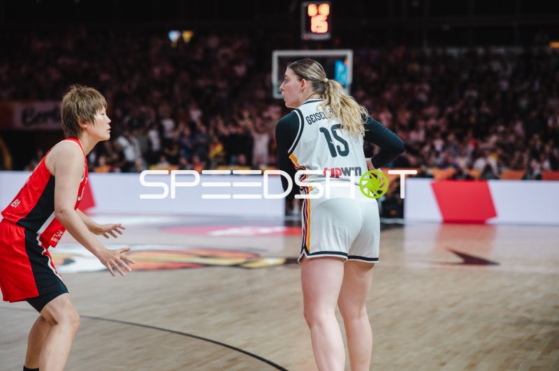 Luisa Geiselsöder (#15; Deutschland) im Duell mit Maki Takada (Japan)