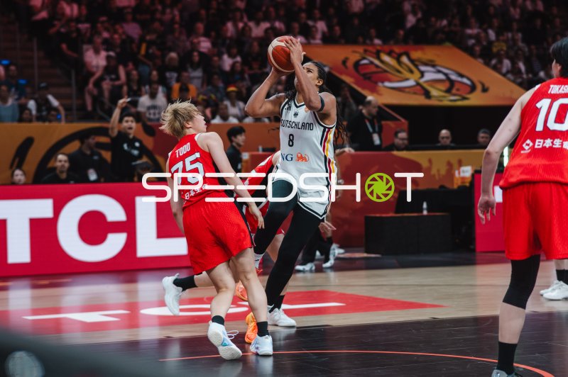 Nyara Sabally (#8; Deutschland) beim Korbwurf gegen Japan