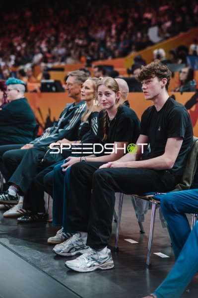 Zuschauer verfolgen das Spiel in der Max-Schmeling-Halle Berlin