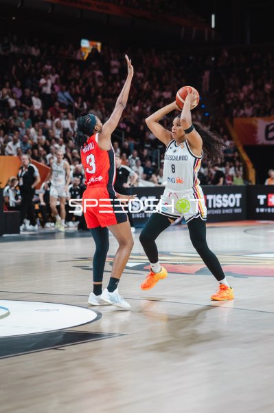 Nyara Sabally (#8; Deutschland) beim Wurfversuch gegen Stephanie Mawuli (#3; Japan)